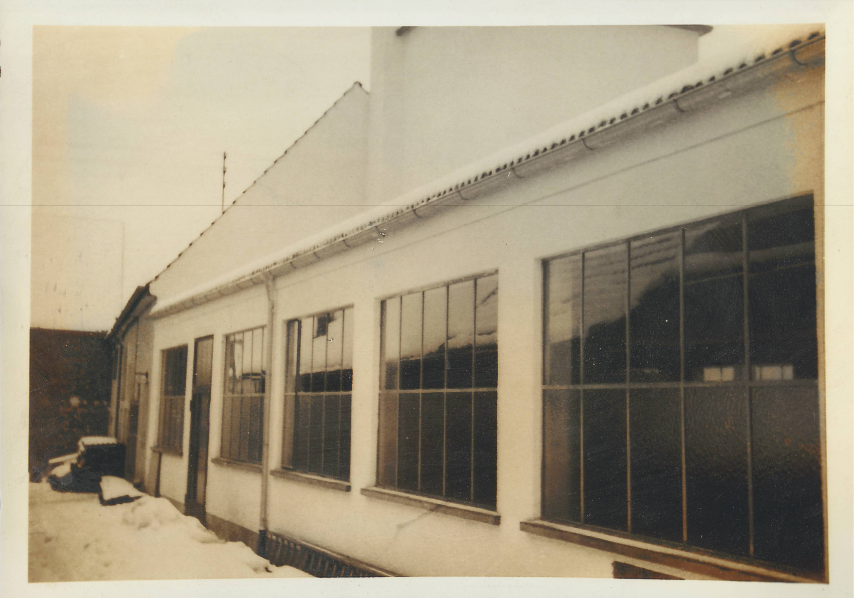 Foto aus 2005 des neu gestalteten Außenbereichs mit Bachlauf, Teich, Steingarten und großflächigen Holzfenstern des Werk-Süd-Gebäudes.