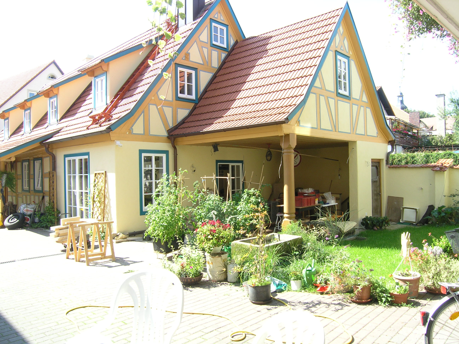 Schwarzweißfoto von ca. 1937: Josef Miller arbeitet konzentriert an einem mechanischen Dreh-Halbautomaten in der Werkstatt.