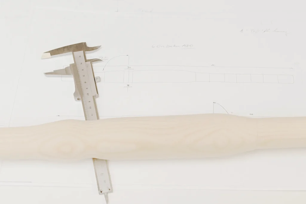 Holzbauteil mit Schieblehre auf technischer Zeichnung zur Maßkontrolle